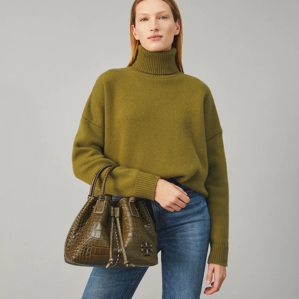 Tory Burch MCGRAW EMBOSSED SMALL DRAWSTRING SATCHEL
New Olive - Picture 5 of 10